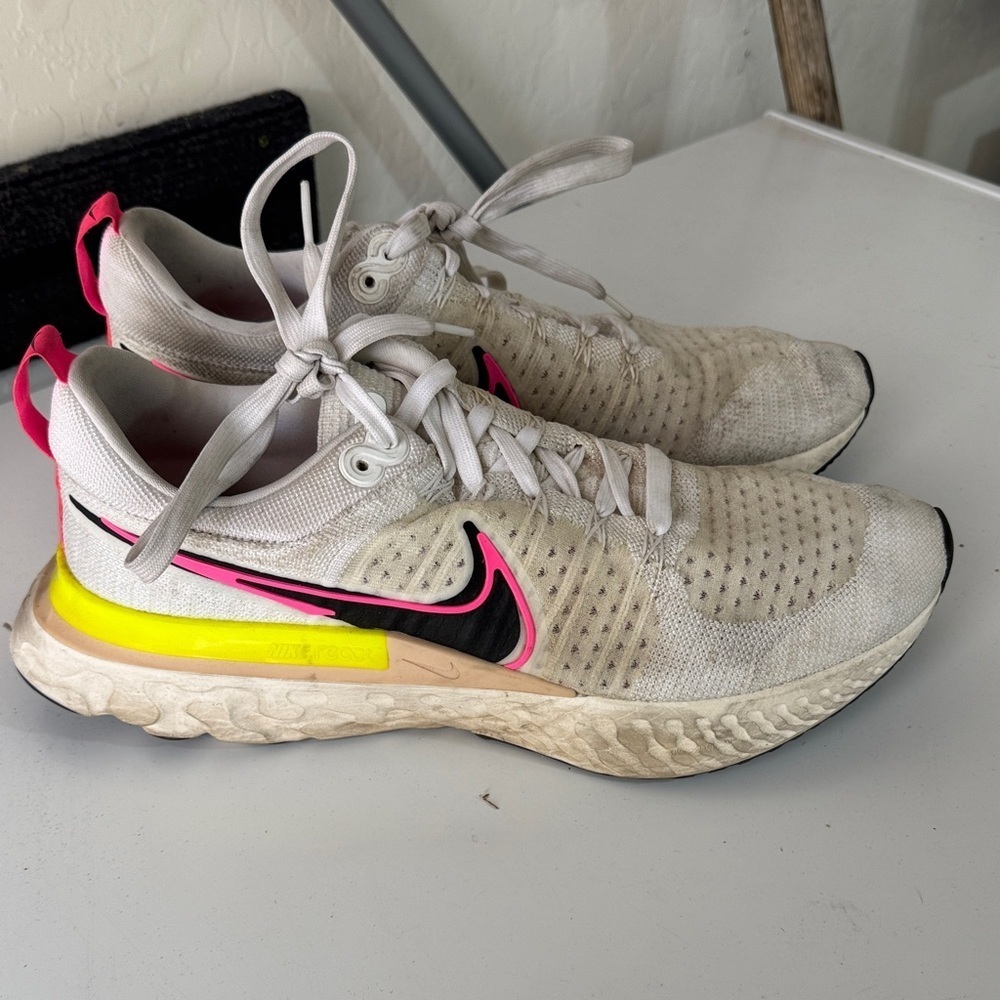 Nike Men’s Cream and Pink Sneakers with Yellow Highlights
